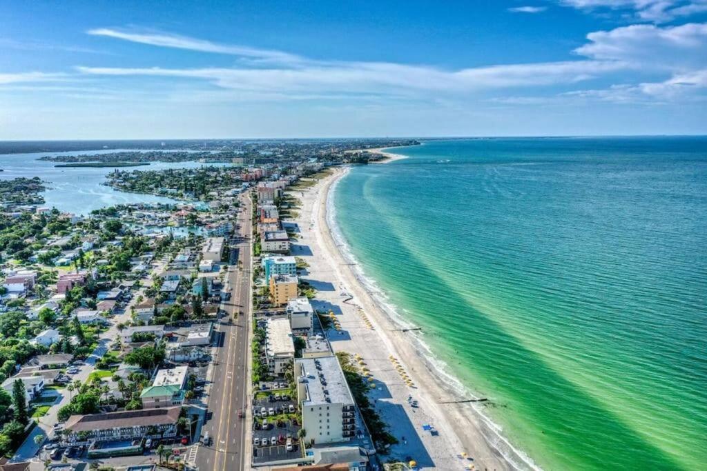 Sunset Beach Suites Of Madeira Beach! Pet Friendly Summer Getaway! Steps To Beach! - Suite 10 セント・ピート・ビーチ エクステリア 写真